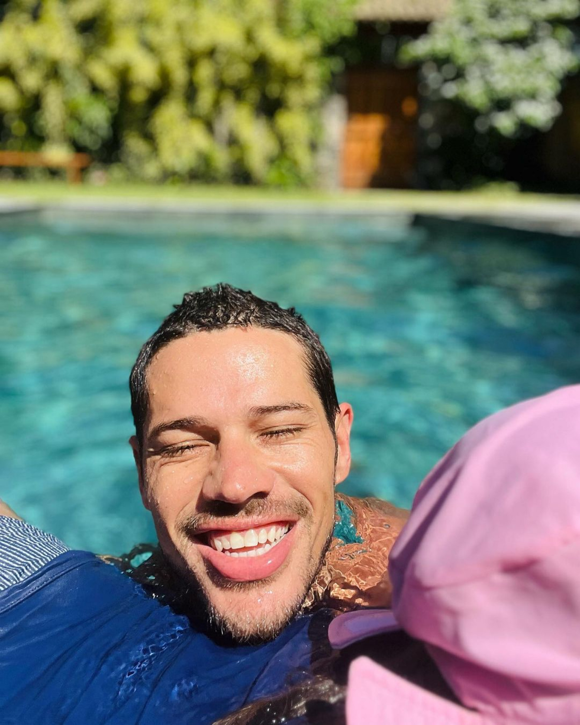 José Loreto aproveita dia ensolarado ao lado da filha - Reprodução Internet