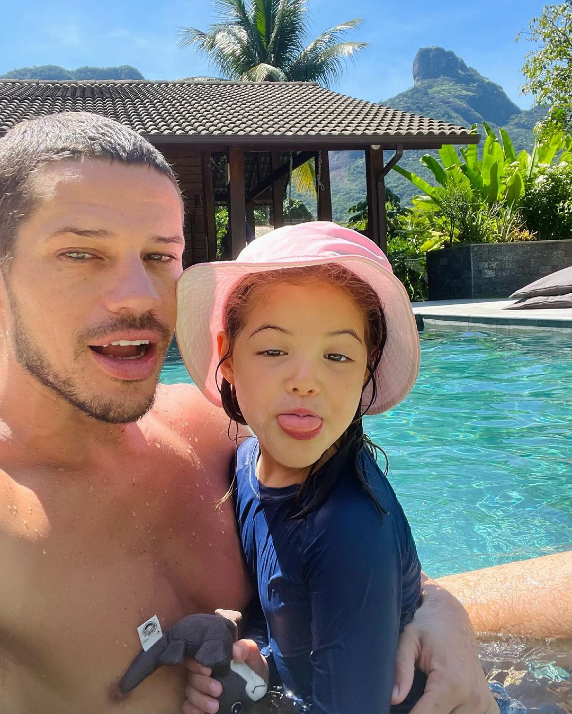 José Loreto aproveita dia ensolarado ao lado da filha - Reprodução Internet