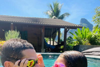 José Loreto aproveita dia de sol com a filha na piscina: 'Meu melhor sorriso'