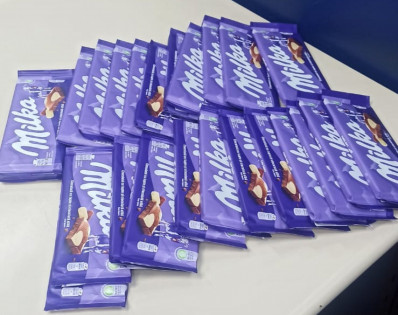 Homem é preso por roubar mais de 20 barras de chocolate importado em mercado