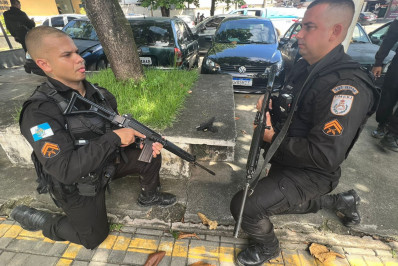 PM prende dupla com pistola e munições em Belford Roxo