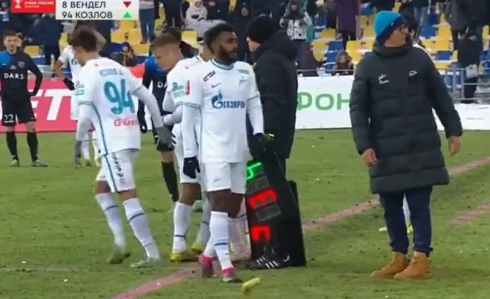 Torcedor atira banana em ex-jogador do Fluminense na Rússia