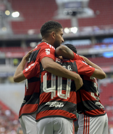 Jogadores do Flamengo comemoram gol marcado por Matheus Gonçalves na vitória sobre o Botafogo