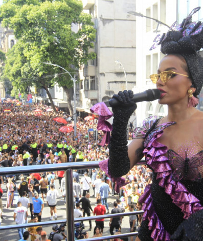 Cantora Anitta se apresenta no Bloco que toma a Rua Primeiro de Março, no Centro