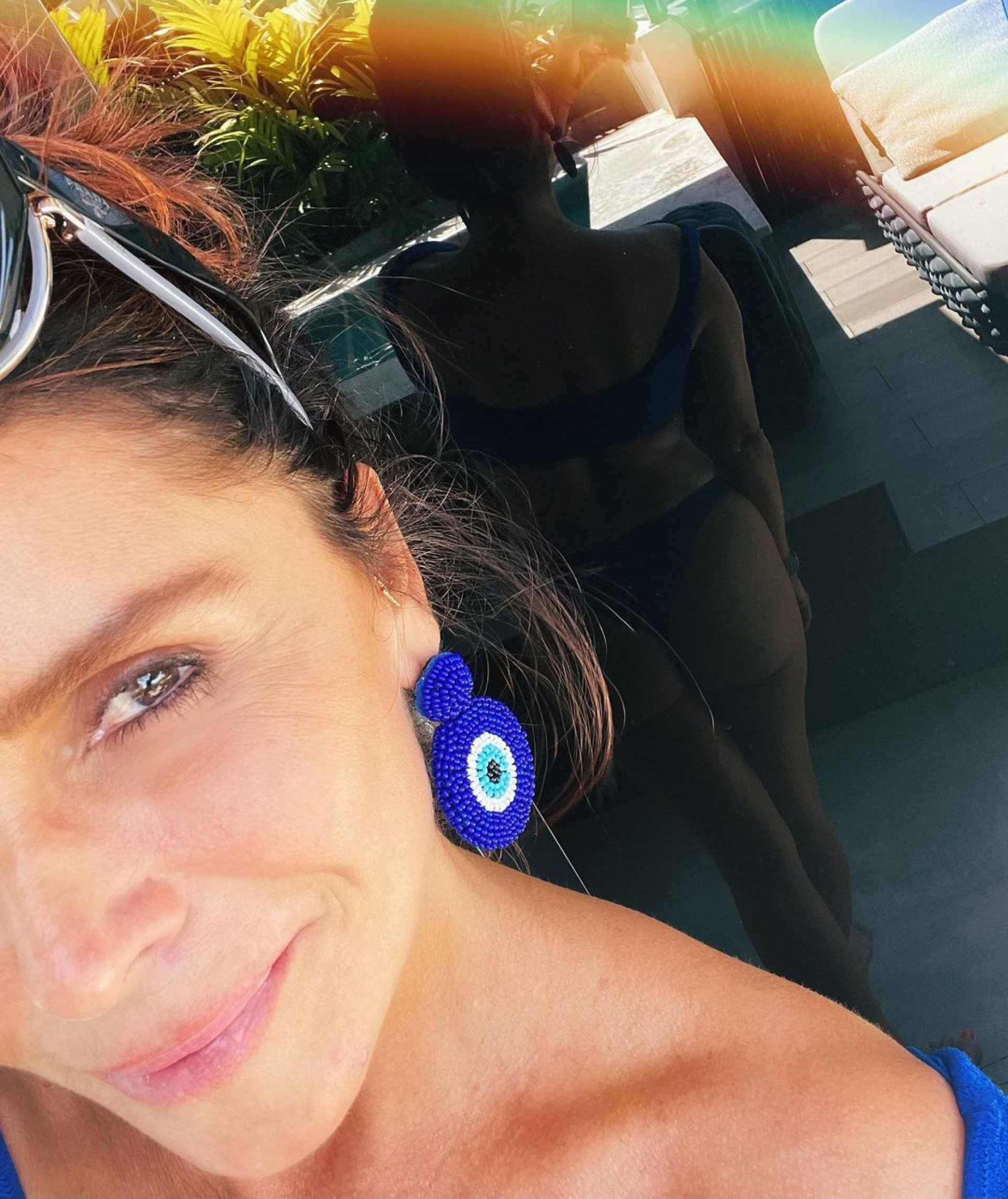 Giovanna Antonelli aproveita dia ensolarado com biquíni azul - Reprodução Internet