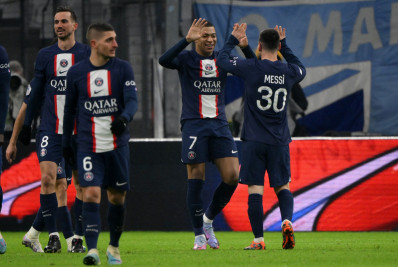 Com gols de Mbappé e Messi, PSG bate Olympique e dispara na liderança do Francês
