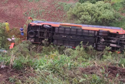 Ônibus tomba e deixa ao menos 35 pessoas feridas no RS