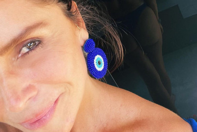 Giovanna Antonelli relaxa na piscina com biquíni da cor do céu: 'Reenergizando'