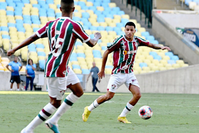 Alexsander vê 'honra' em disputa com Marcelo e se credencia a outras posições no Fluminense
