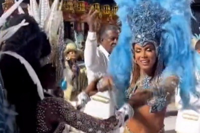 Anitta grava clipe na concentração do desfile da Beija-Flor de Nilópolis