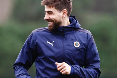 Diretor do Vasco confirma interesse em Luan Peres: 'Jogador de qualidade'