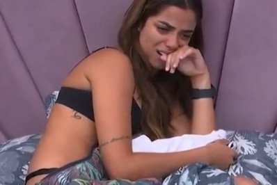 Key Alves vai às lágrimas abraçada com cueca de Gustavo e internautas reagem