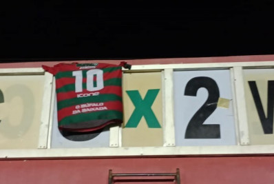 Sem placa, clube improvisa camisa no placar para registrargoleada