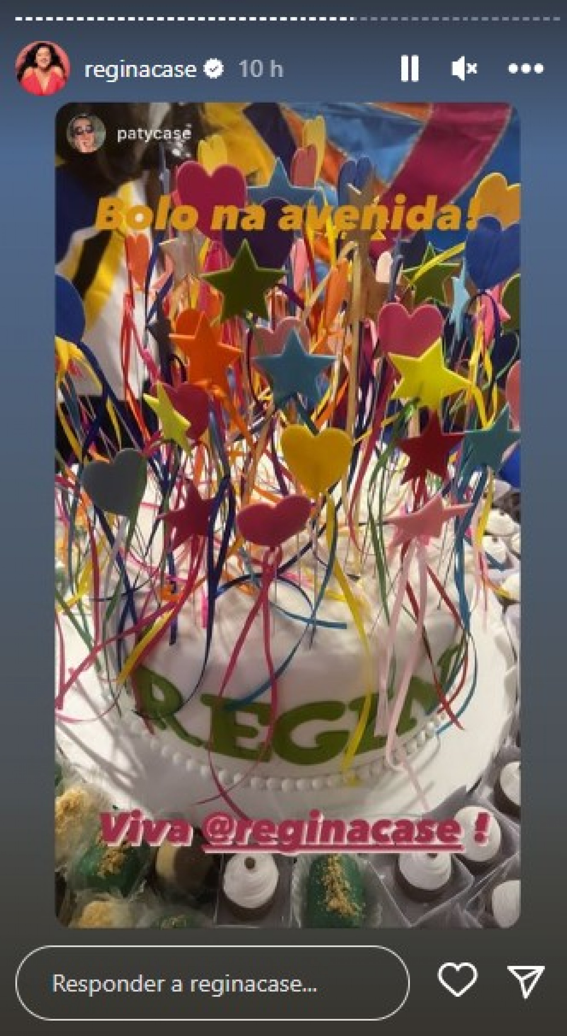 Regina Casé desfila na Sapucaí três vezes em seu aniversário e ganha bolo de celebração - Reprodução Internet