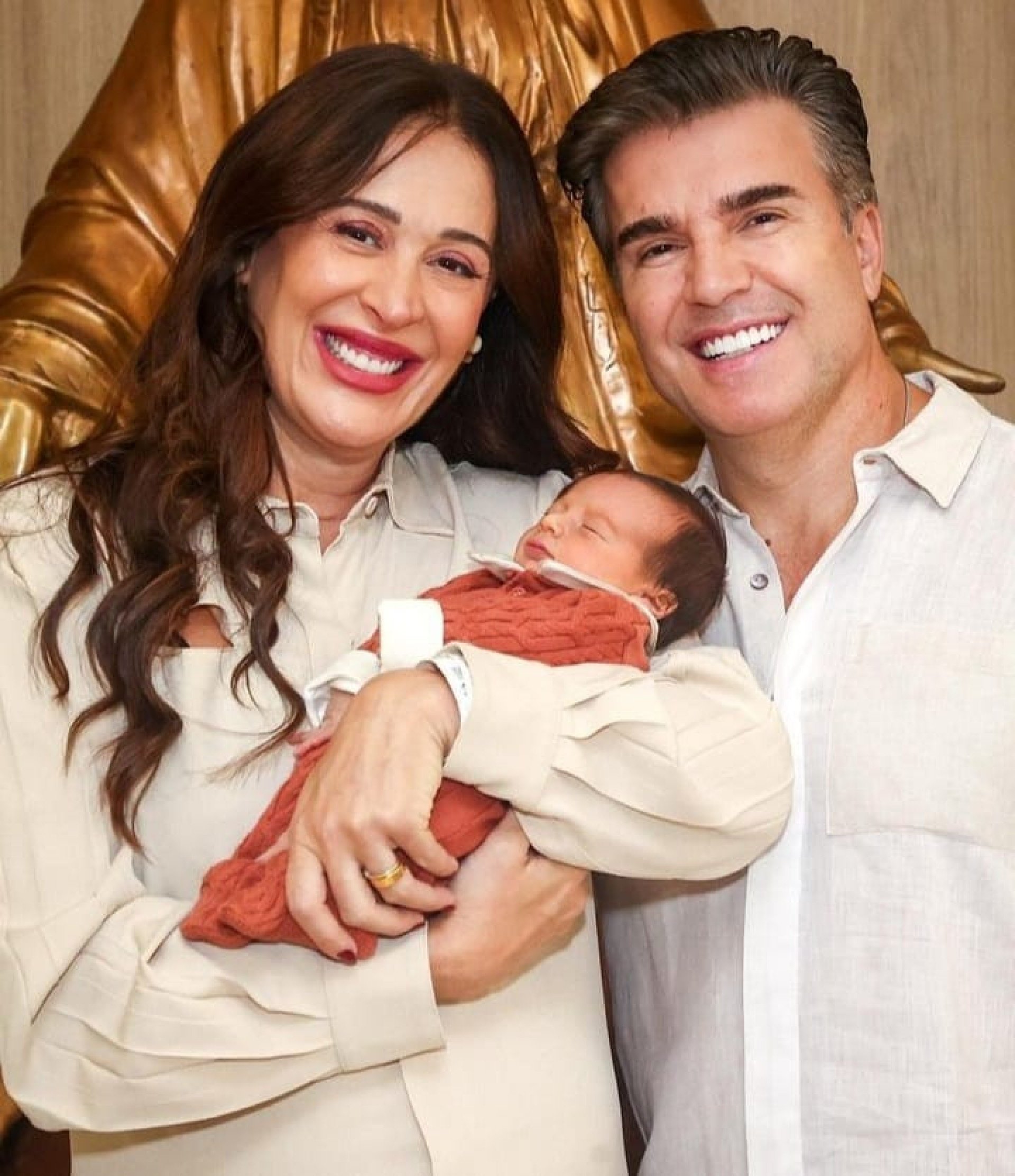 Claudia Raia posa com filho caçula Luca: ‘Delícia de cheirinho’