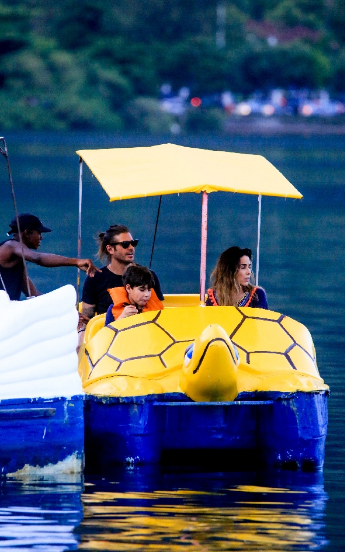 Wanessa Camargo curte passeio de pedalinho com Dado Dolabella e o filho