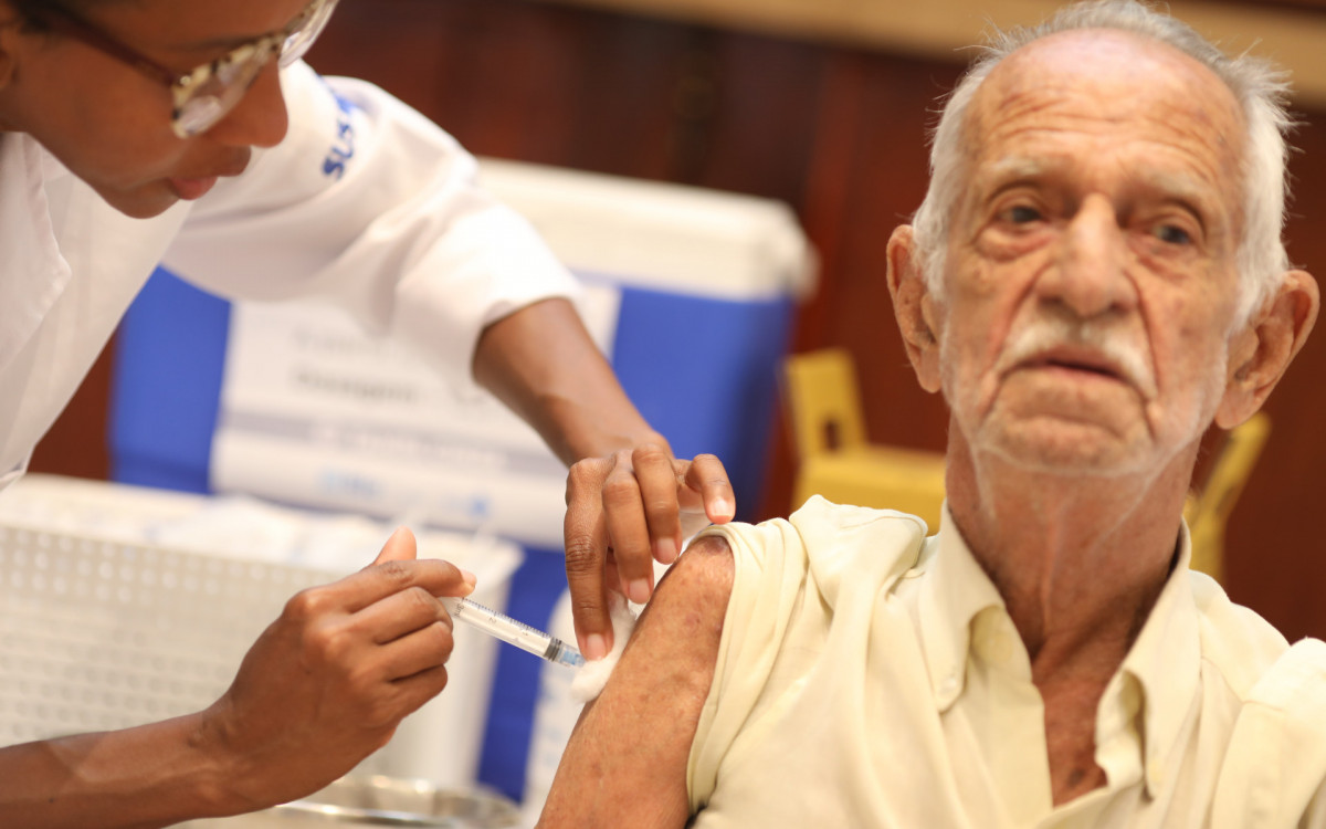 Carlos Vieira, 87, aproveitou a ida ao banco para se vacinar em Botafogo -  Pedro Ivo/ Ag&ecirc;ncia O Dia