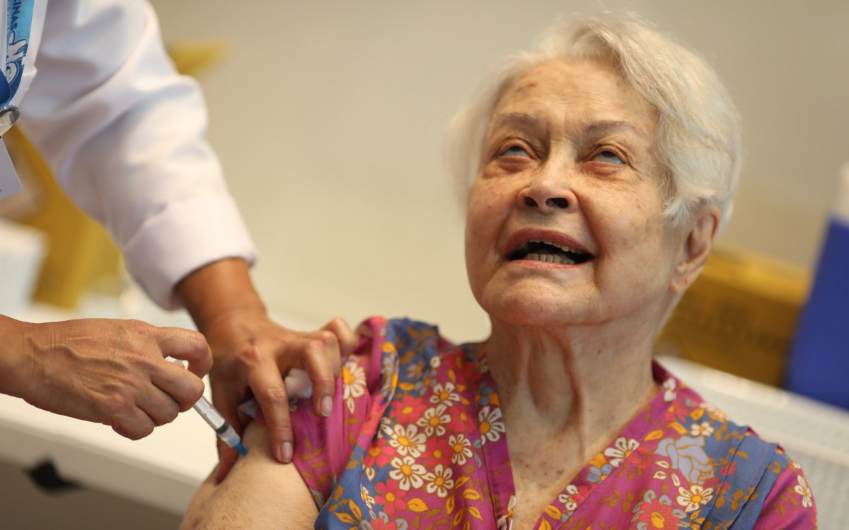 Suzana de Queiroz Campos Tonin, 86, soube do in&iacute;cio da nova fase de vacina&ccedil;&atilde;o pelas redes sociais -  Pedro Ivo/ Ag&ecirc;ncia O Dia