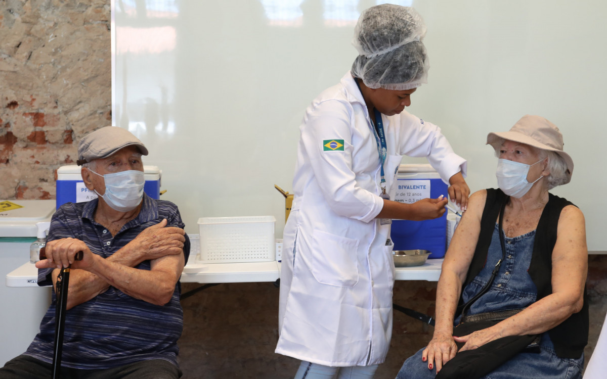 Casal Maur&iacute;cio Steiman, 90, e Marli Steiman, 81, pegaram covid-19 no ano passado e protegem-se  - Pedro Ivo/ Ag&ecirc;ncia O Dia