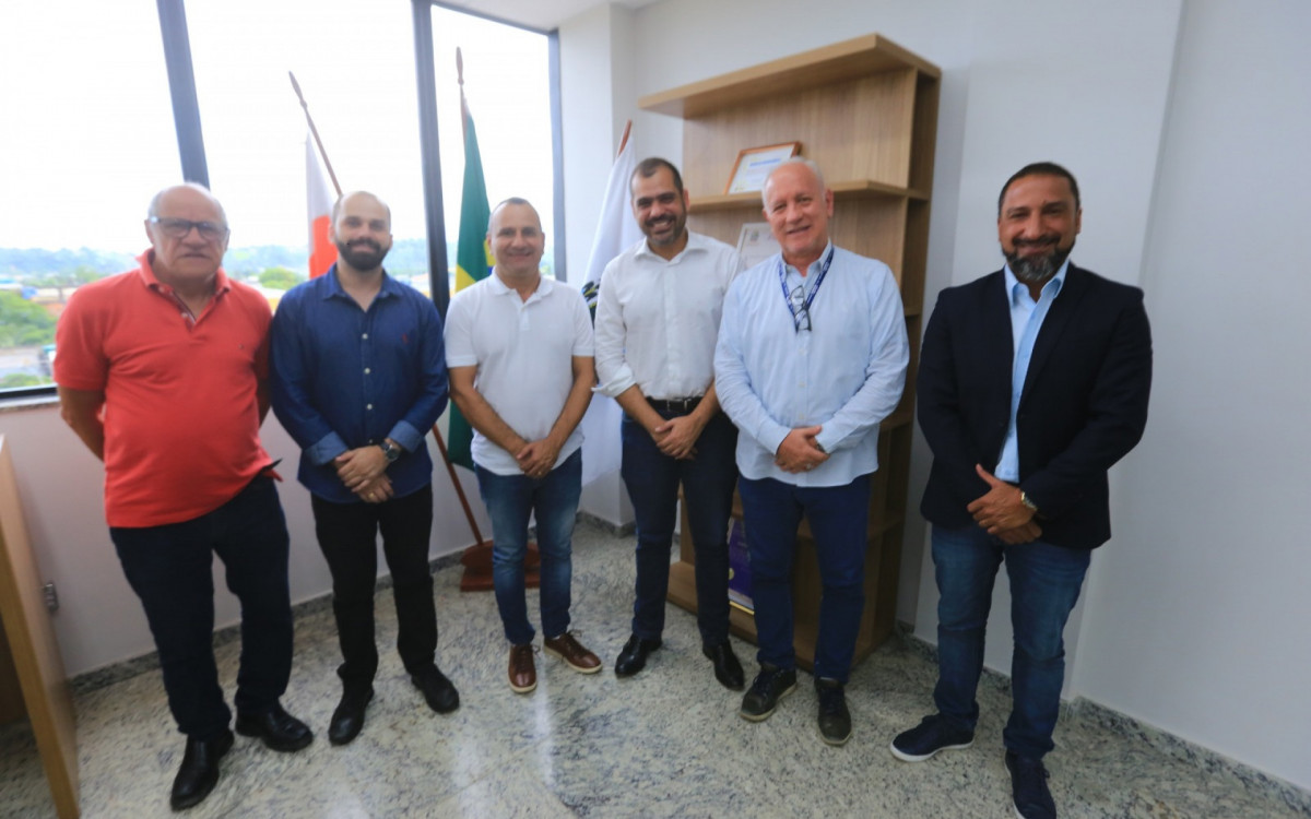 Prefeito Waguinho (3&ordm; da esquerda para a direita) com Bruno Dauaire, secret&aacute;rios e equipe t&eacute;cnica