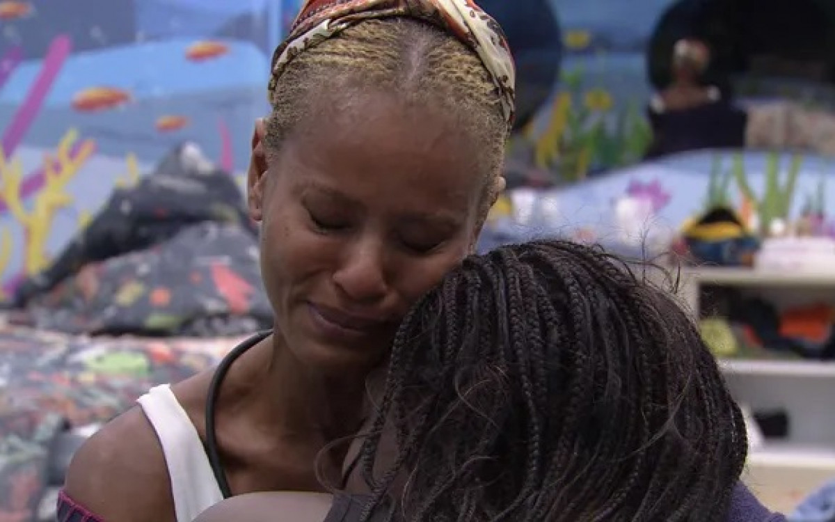 Sarah e Aline conversam ap&oacute;s forma&ccedil;&atilde;o do pared&atilde;o