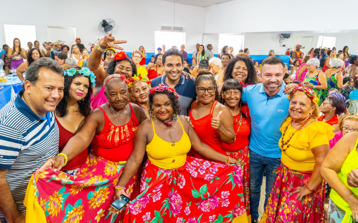 O prefeito Abra&atilde;ozinho, ao lados dos deputados Rafael Nobre e Ricardo Abr&atilde;o, junto aos usu&aacute;rios do Clube da Terceira Idade