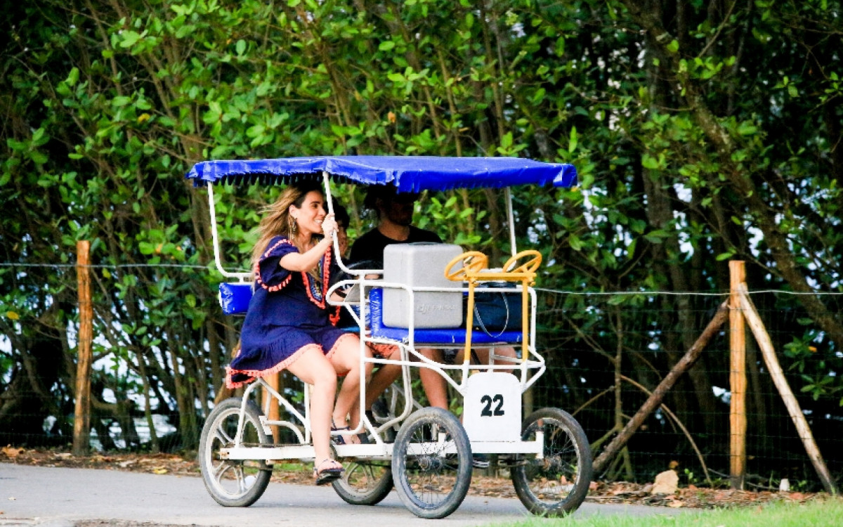 Wanessa Camargo se diverte em quadriciclo com o filho