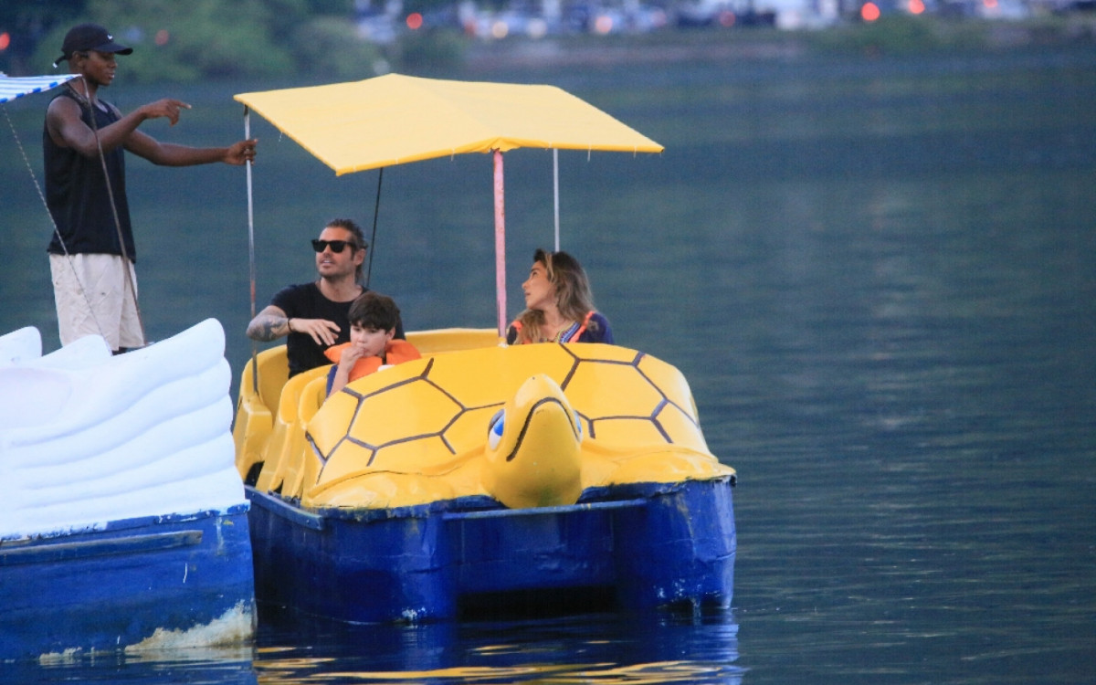 Wanessa Camargo curte passeio de pedalinho com Dado Dolabella e o filho