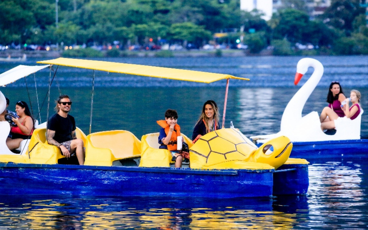 Wanessa Camargo curte passeio de pedalinho com Dado Dolabella e o filho