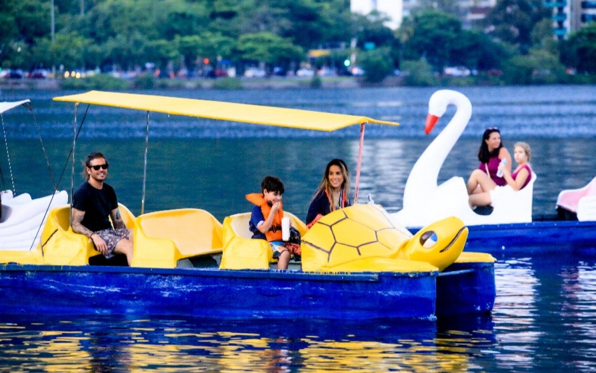 Wanessa Camargo curte passeio de pedalinho com Dado Dolabella e o filho - JC Pereira/AgNews