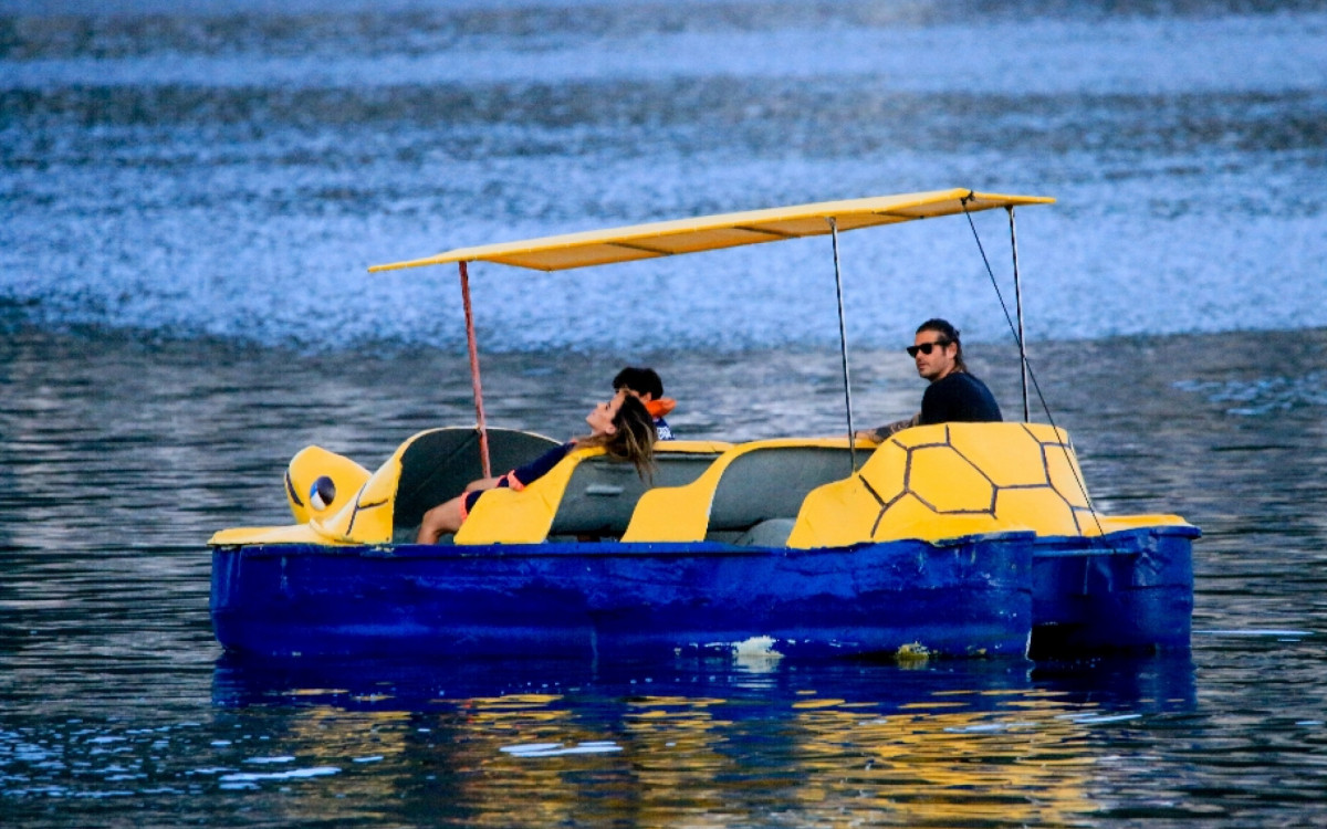 Wanessa Camargo curte passeio de pedalinho com Dado Dolabella e o filho