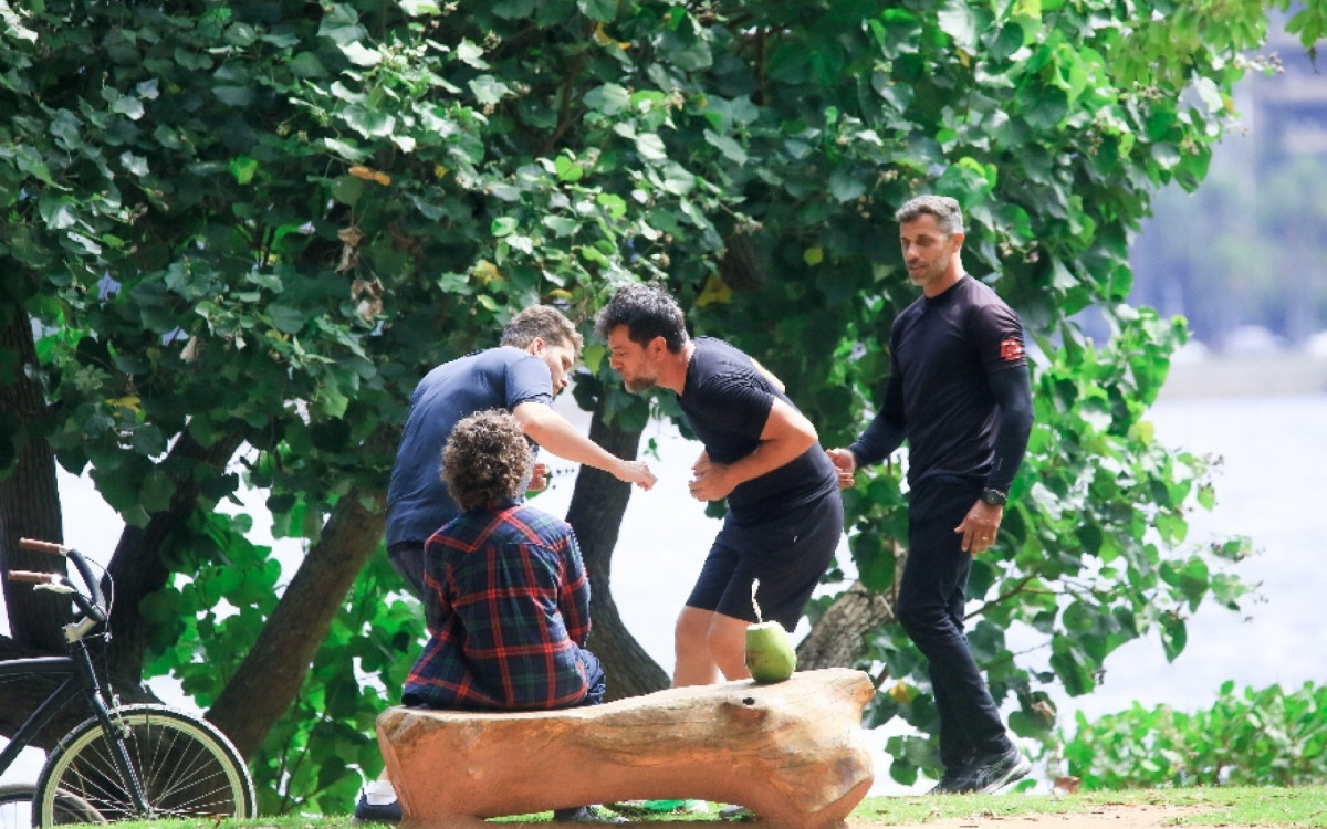Thiago Fragoso e Rodrigo Lombardi gravaram cena de briga na Lagoa