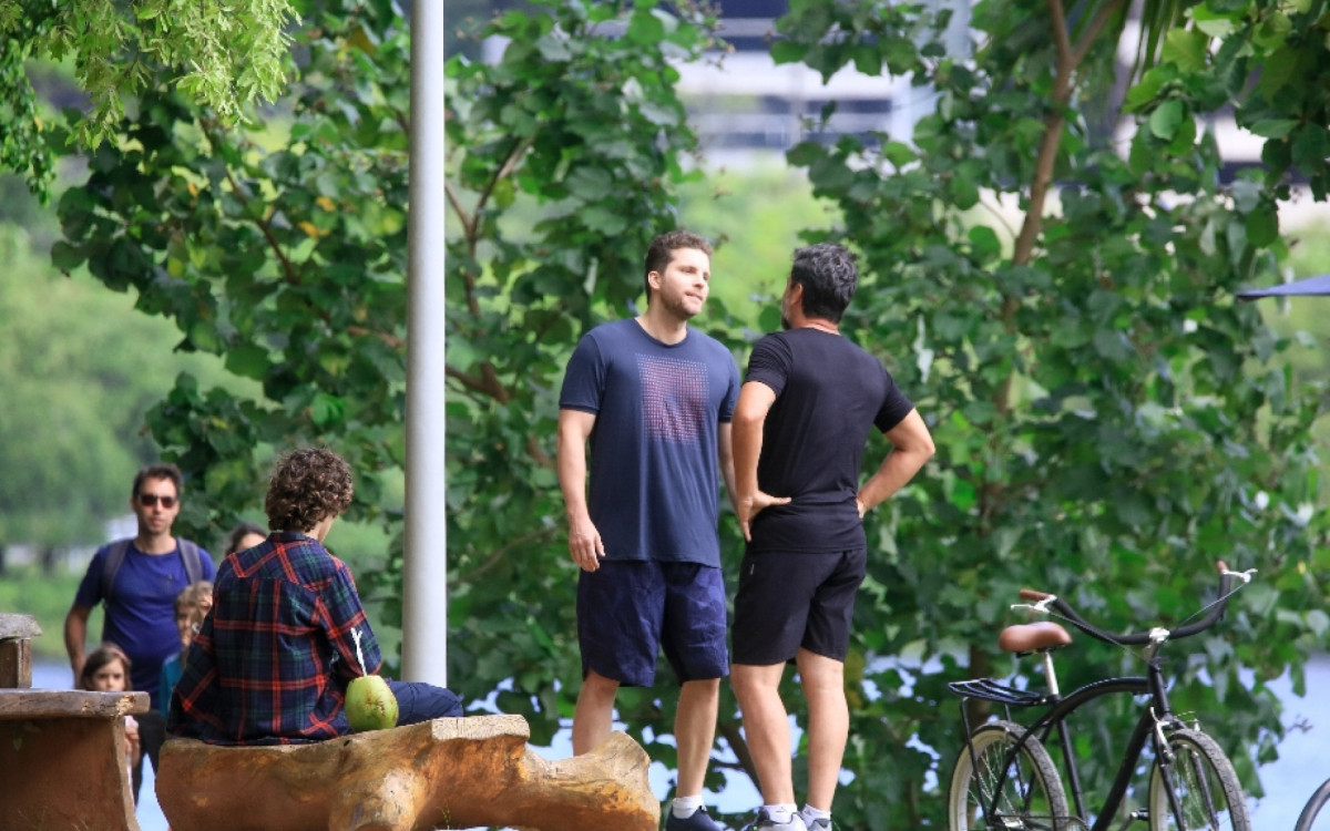 Thiago Fragoso e Rodrigo Lombardi gravaram cena de briga na Lagoa