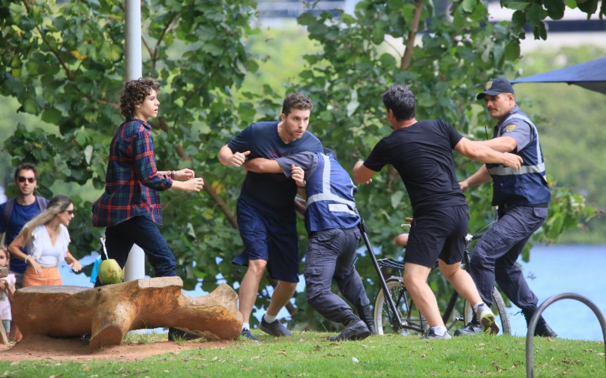 Thiago Fragoso e Rodrigo Lombardi gravaram cena de briga na Lagoa