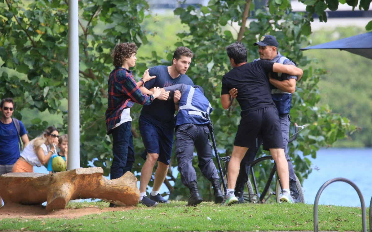Thiago Fragoso e Rodrigo Lombardi gravaram cena de briga na Lagoa