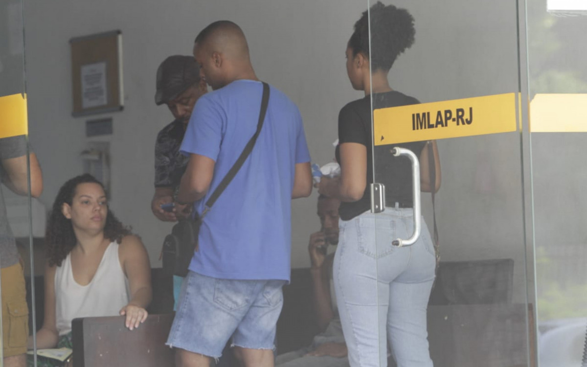 Tio de Hallan Luis Silva Ramos, 7, esteve no IML para liberar o corpo do menino