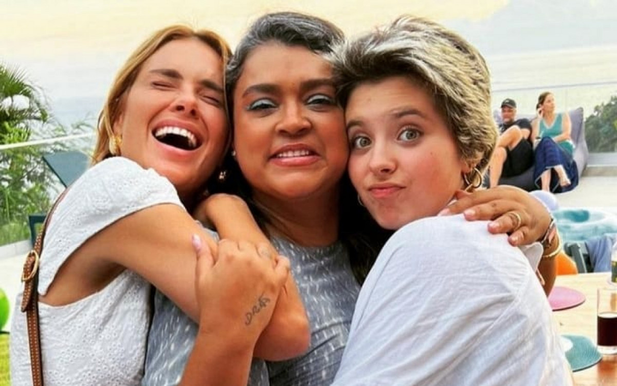 Carolina Dieckmann esteve em reuni&atilde;o de amigos em homenagem &agrave; Preta Gil