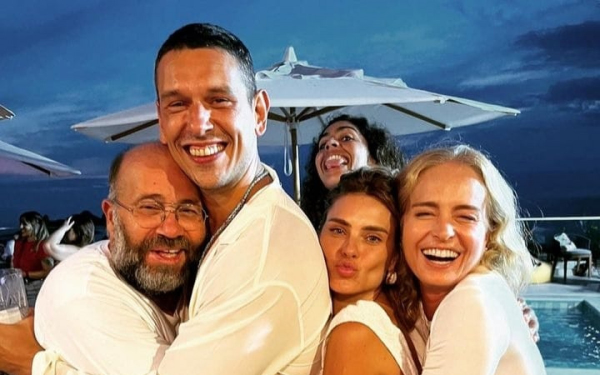 Carolina Dieckmann esteve em reuni&atilde;o de amigos em homenagem &agrave; Preta Gil