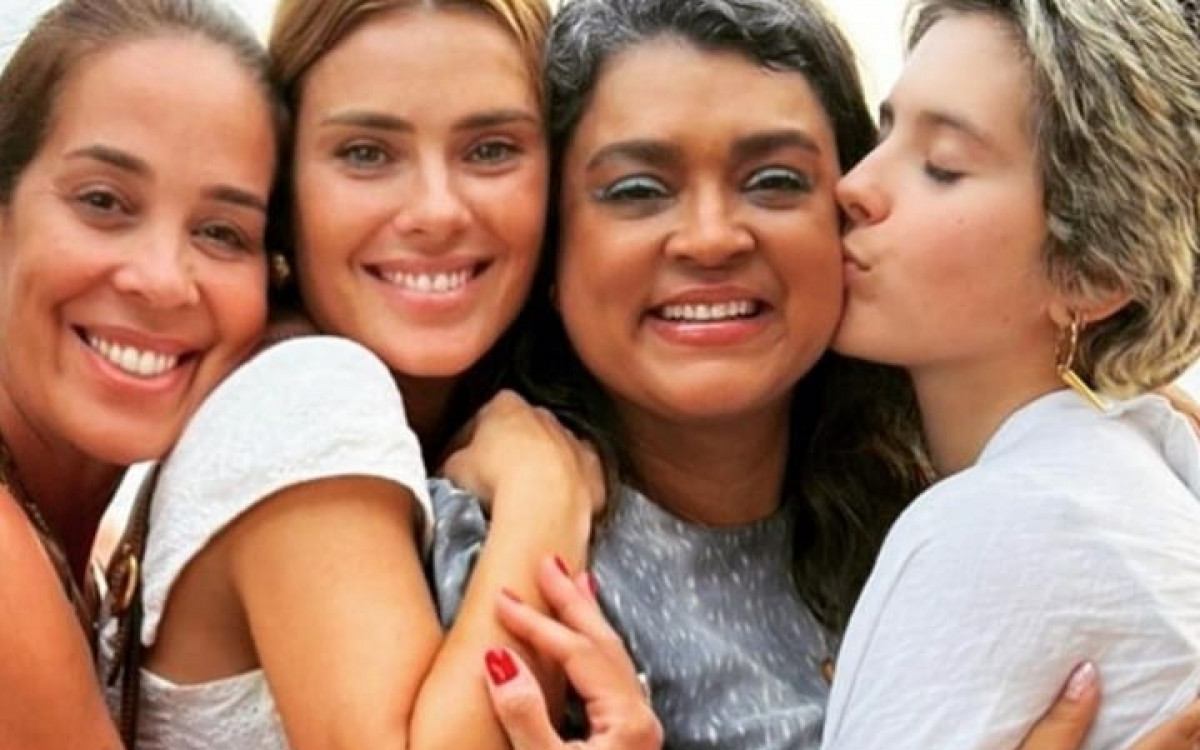 Carolina Dieckmann esteve em reuni&atilde;o de amigos em homenagem &agrave; Preta Gil