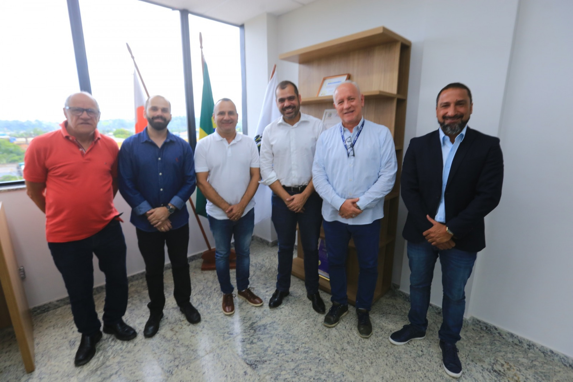 Prefeito Waguinho (3&ordm; da esquerda para a direita) com Bruno Dauaire, secret&aacute;rios e equipe t&eacute;cnica - Rafael Barreto / PMBR