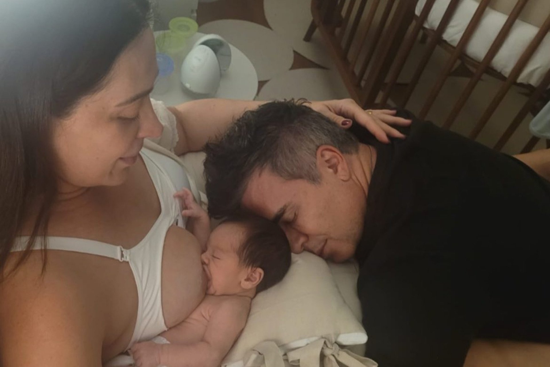 Claudia Raia posta clique delicado com o filho, Luca, e o marido, Jarbas Homem de Mello - Reprodução/Instagram