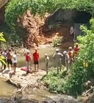 Corpos de 2 pessoas são retirados de dentro do rio em Itaipava, Petrópolis