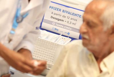 Idosos tomam bivalente contra covid e dão exemplo para um milhão de cariocas com esquema vacinal incompleto