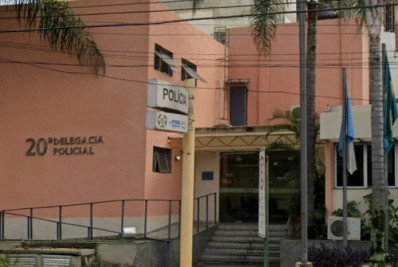 Abalada, mãe de menino que caiu de prédio presta depoimento na delegacia