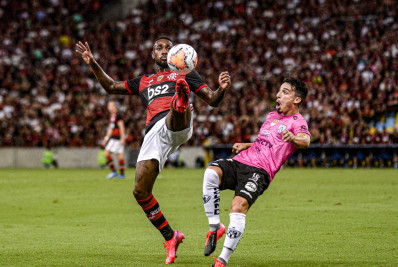Buscando engrenar após retorno, Gerson reencontra adversário de sua melhor final pelo Flamengo
