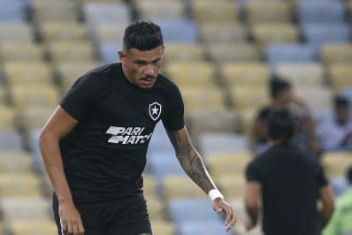 Árbitro explica expulsões de jogadores do Botafogo e cita cabeçada no nariz dada por Tiquinho