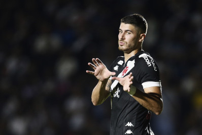 Mesmo com gols, Pedro Raul se cobra 'para estar à altura da camisa 9 do Vasco'