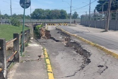 Asfalto cede e forma cratera em rua na Zona Norte