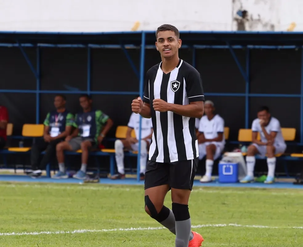 Botafogo efetua compra em definitivo de destaque da última Copinha
