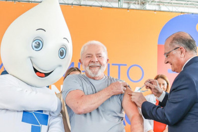 Lula recebe dose de vacina bivalente contra a covid aplicada por Alckmin